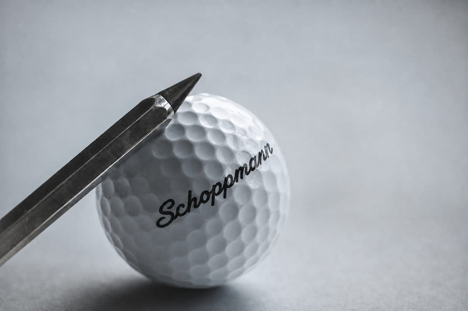 Crayon Schoppmann pointé sur balle de golf Schoppmann